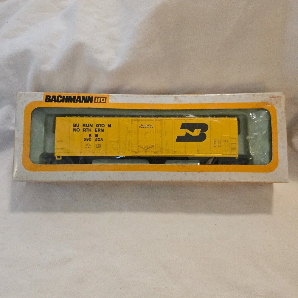 VTG Bachmann 51 Reefer Burlington Northern Yellow HO Scale Train Car 43 1009 03